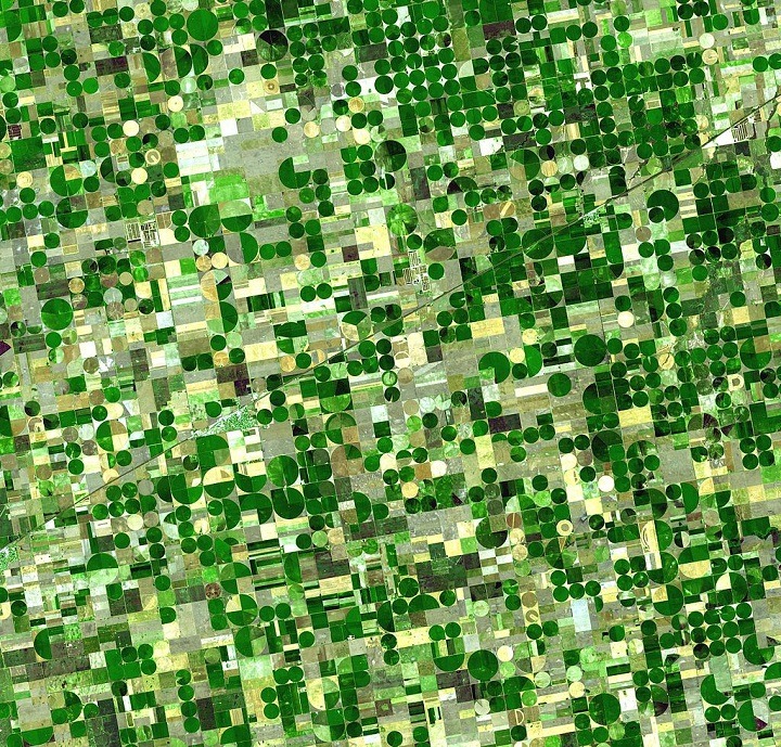 The circles represent fields that use center-pivot irrigation systems